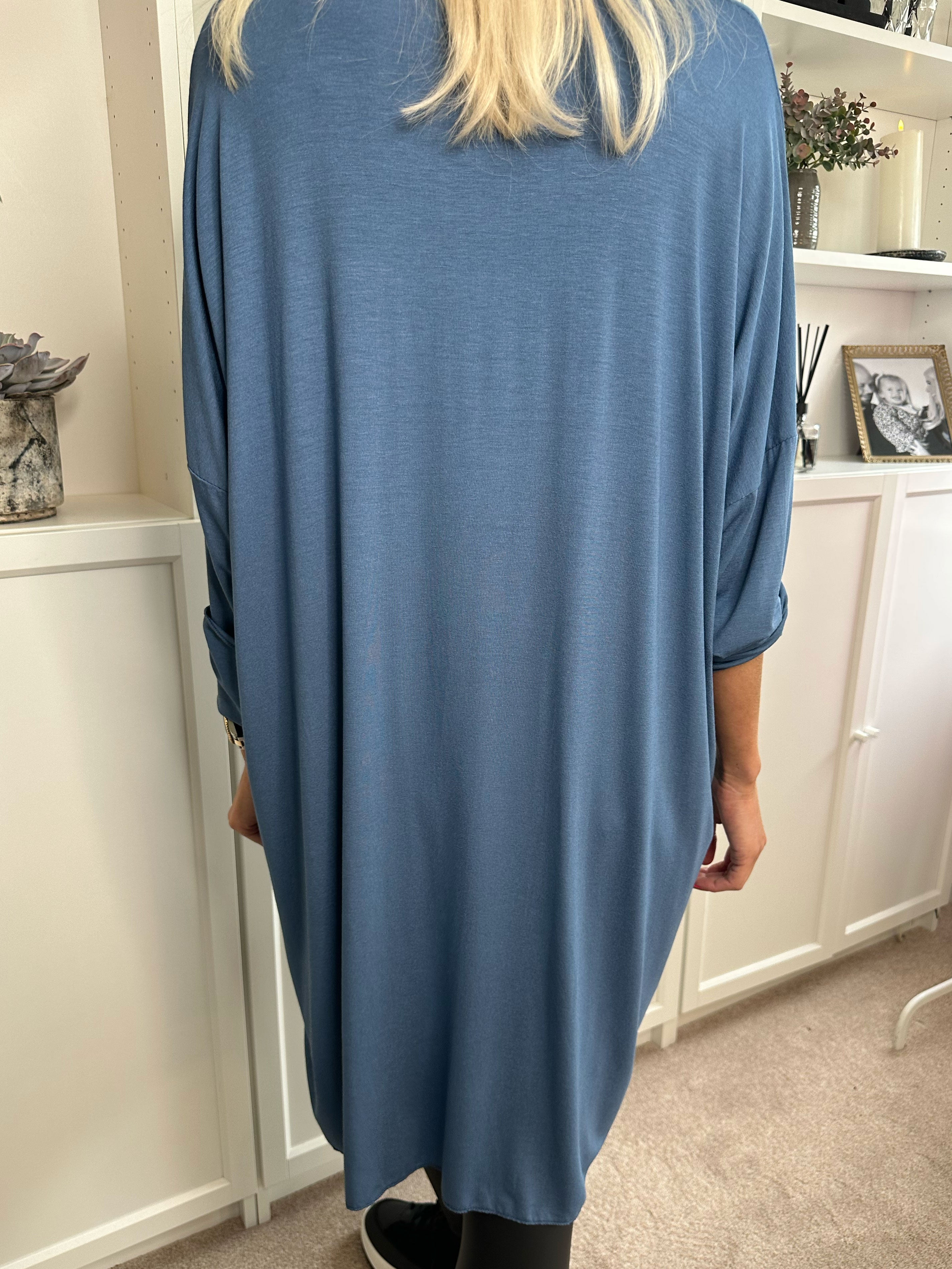 Vogue Long Sleeve - Langærmet kjole i viskose med guld skrift